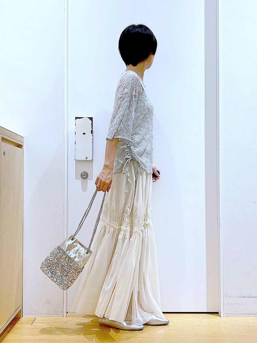 シルバー系のパンプス、その他のショルダーバッグ、グレー系のTシャツ/カットソーを着用したレディースの春コーディネートの4枚目の写真