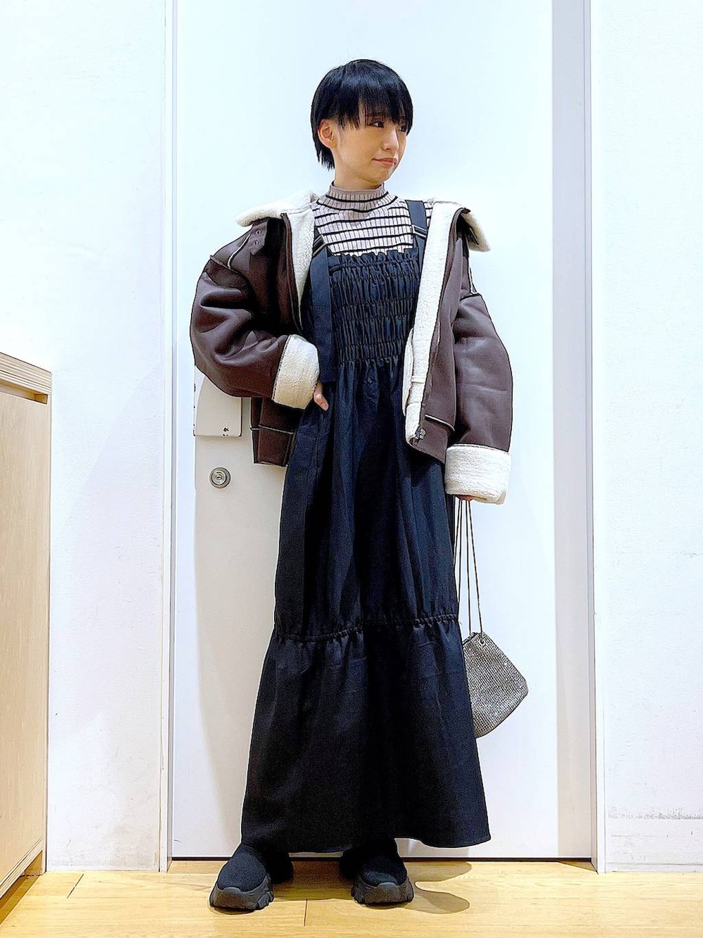 「リラックス、若見え、ゆったり、休日コーデ、骨格ウェーブ、LAKOLE、ムートンコート、ブルゾン、アウター、ワンピース、ニット、冬コーデ、旅行、おでかけ、ショルダーバッグ」｜「LAKOLEの12ゲージリブモックネックプルオーバー / 116703（ニット/セーター、その他）」を使った、あおき@LAKOLE海老名さん（レディース・156cm）の冬コーディネートの2枚目の写真
