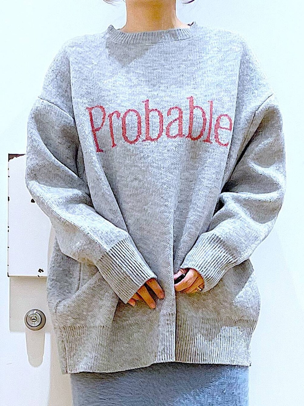 ベージュ系のブーツ、シルバー系のショルダーバッグ、ブルー系のスカートを着用したレディースの冬コーディネートの7枚目の写真