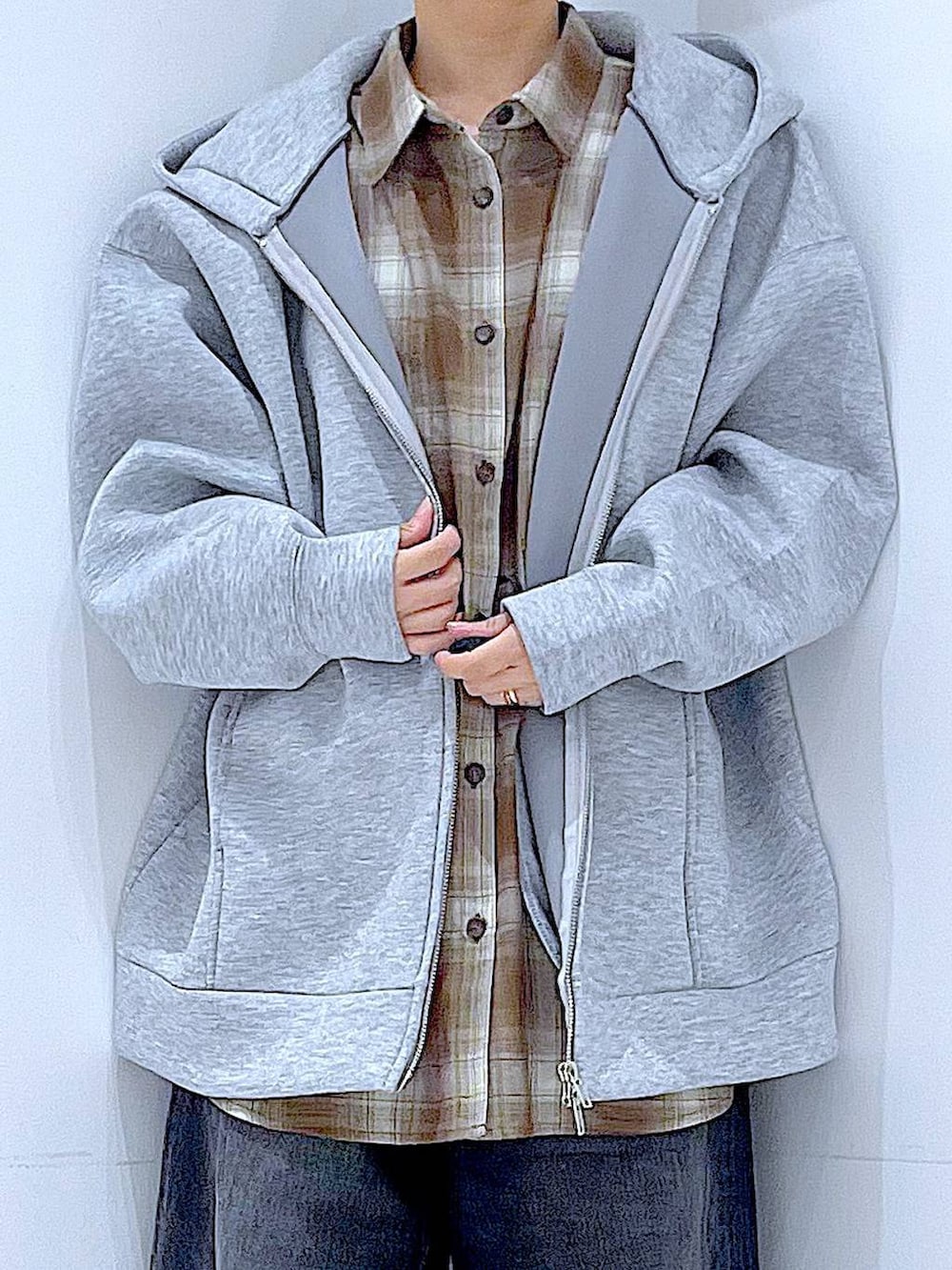 ブラウン系のシャツ/ブラウス、イエロー系のショルダーバッグ、グレー系のパーカーを着用したレディースの秋コーディネートの7枚目の写真