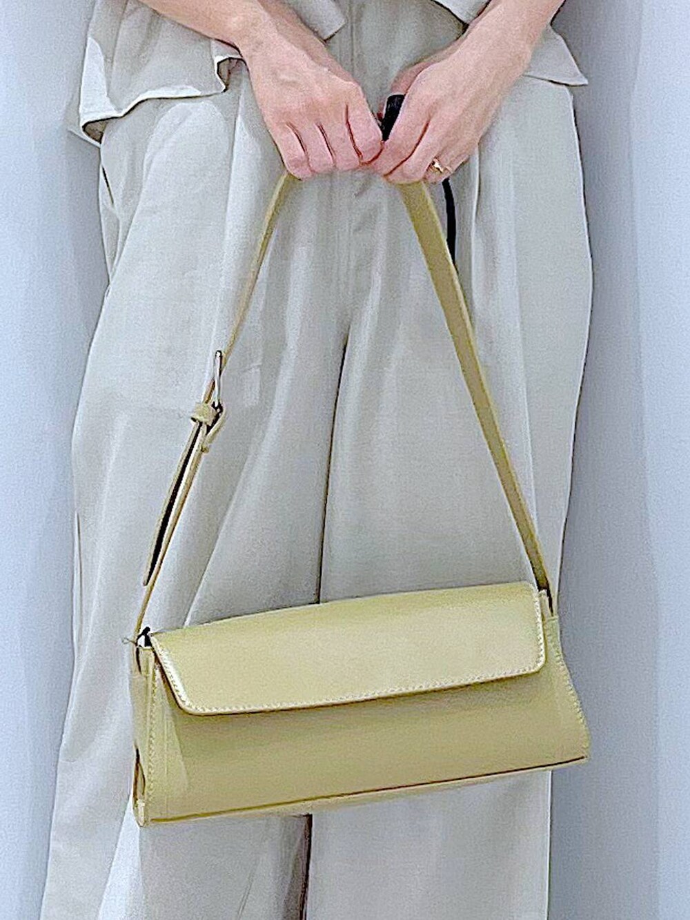 ホワイト系のパンプス、イエロー系のショルダーバッグ、ホワイト系のTシャツ/カットソーを着用したレディースの夏コーディネートの9枚目の写真