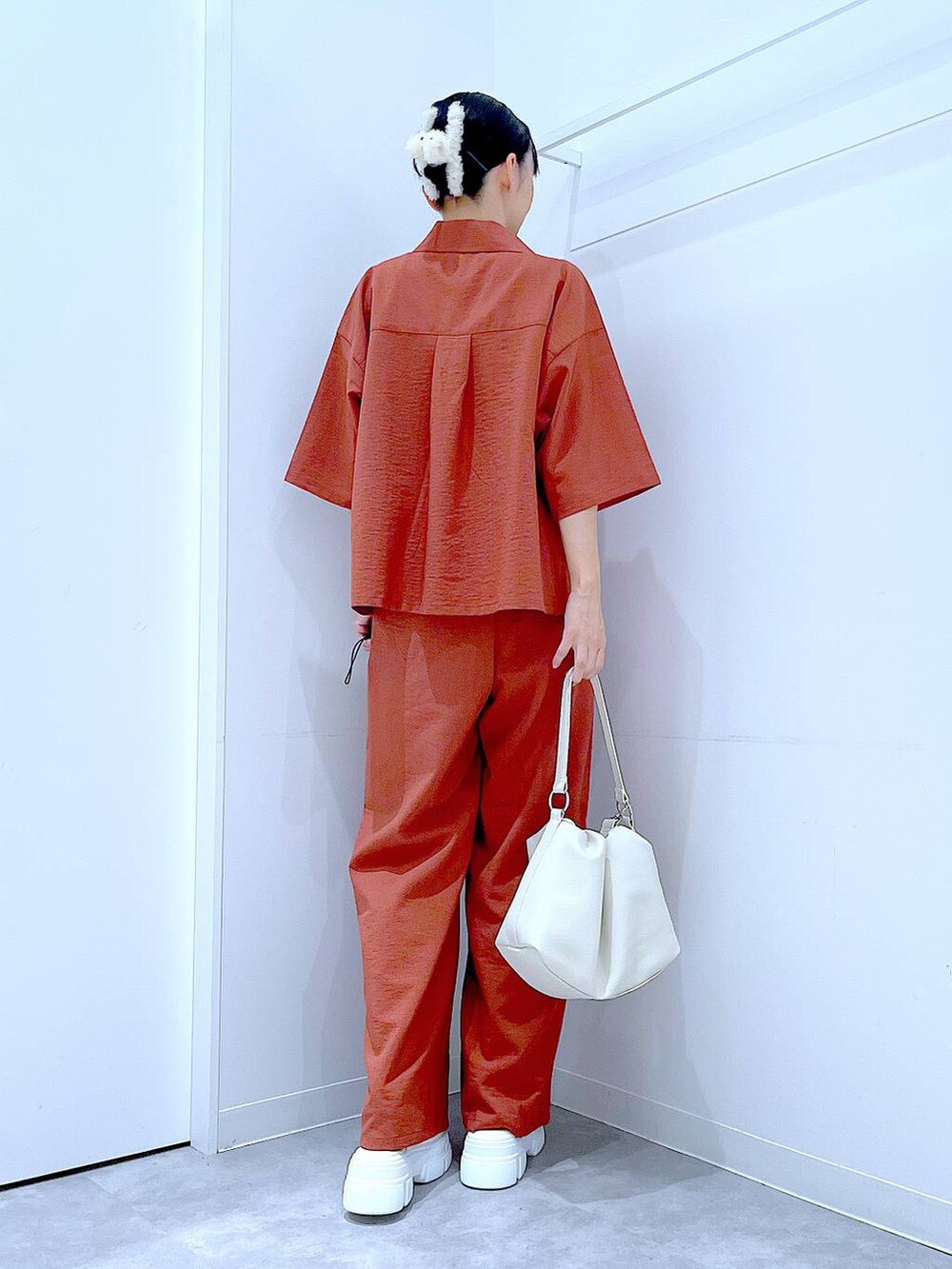 ホワイト系のサンダル、レッド系のその他パンツ、レッド系のシャツ/ブラウスを着用したレディースの夏コーディネートの5枚目の写真
