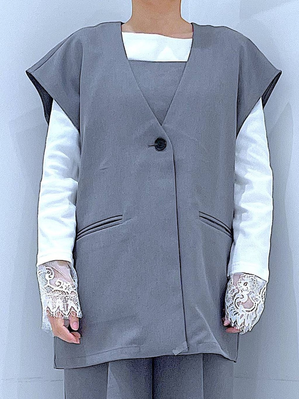 ブラック系のショルダーバッグ、グレー系のサロペット/オーバーオール、グレー系のベストを着用したレディースの冬コーディネートの7枚目の写真