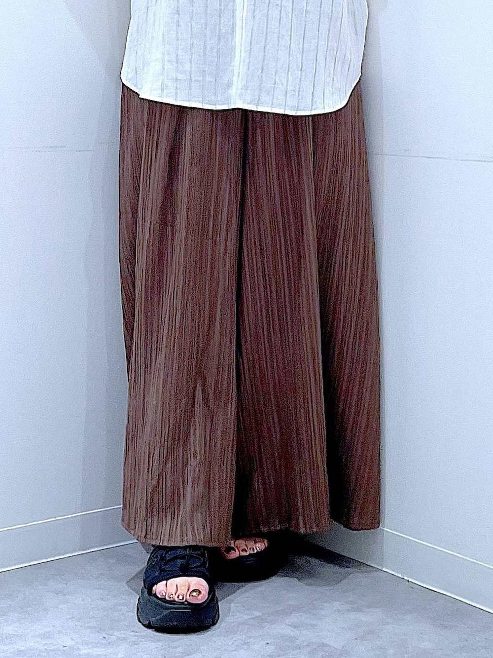 ブラウン系のその他パンツ、ホワイト系のハンドバッグ、ホワイト系のシャツ/ブラウスを着用したレディースの夏コーディネートの8枚目の写真
