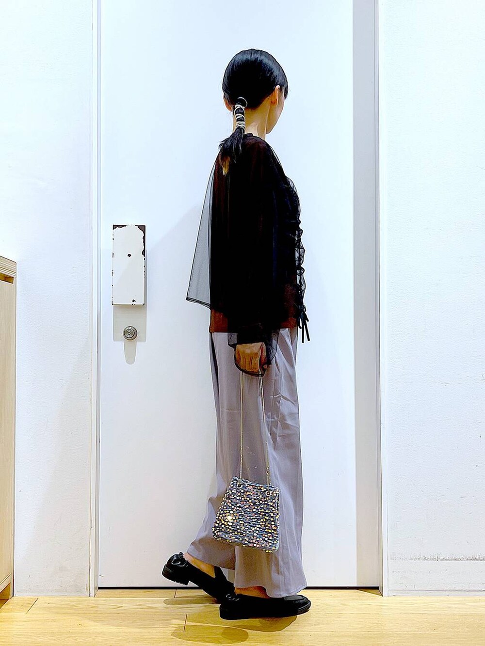 グレー系のショルダーバッグ、ブラウン系のTシャツ/カットソー、グレー系のその他パンツを着用したレディースの秋コーディネートの4枚目の写真