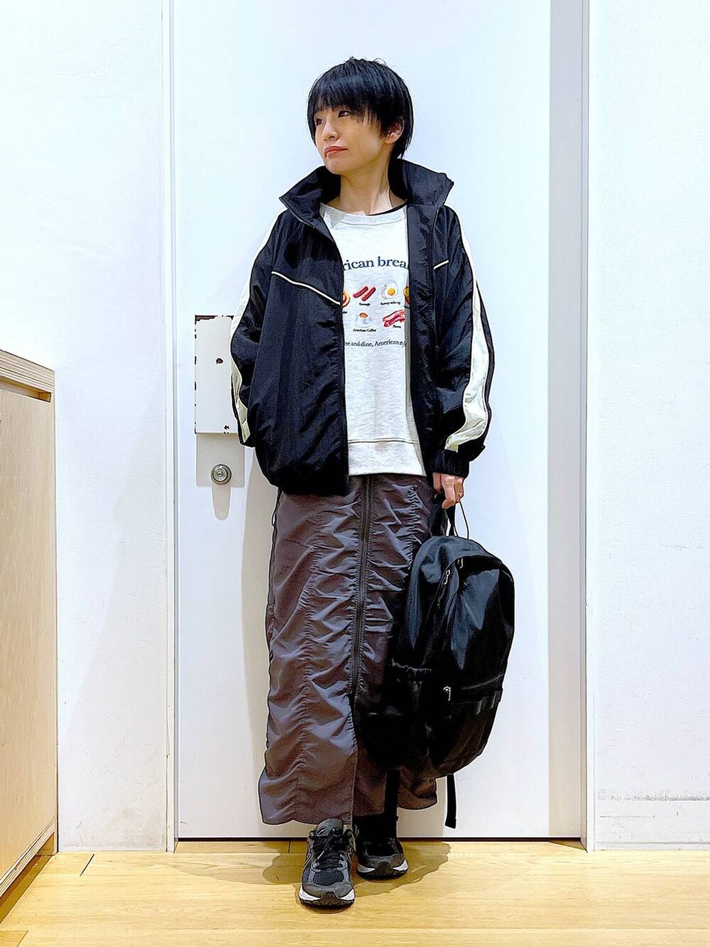 「リラックス、若見え、ゆったり、休日コーデ、骨格ウェーブ、LAKOLE、スウェット、トラックジャケット、スカート、リュック・バッグ、おでかけ、カジュアル、カジュアルコーデ、楽ちんコーデ」｜「LAKOLEのフロントZIPギャザースカート/147679（スカート、グレー系）」を使った、あおき@LAKOLE海老名さん（レディース・156cm）の春コーディネートの2枚目の写真