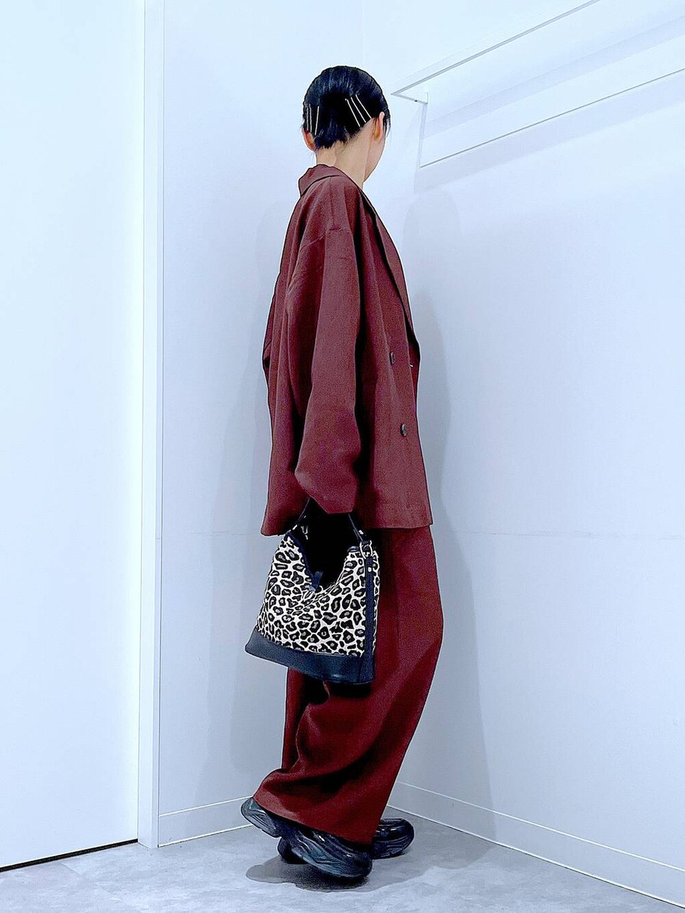 ブラック系のローファー、その他のショルダーバッグ、レッド系のテーラードジャケットを着用したレディースの秋コーディネートの4枚目の写真