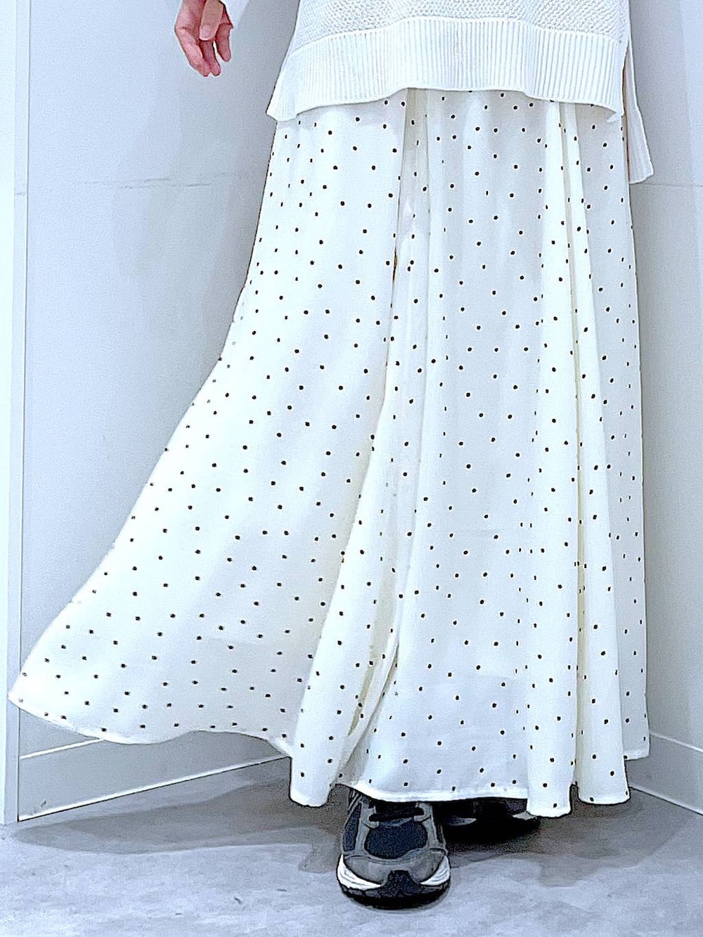 ホワイト系のショルダーバッグ、ホワイト系のスカート、グレー系のバレッタ/ヘアクリップを着用したレディースの春コーディネートの8枚目の写真