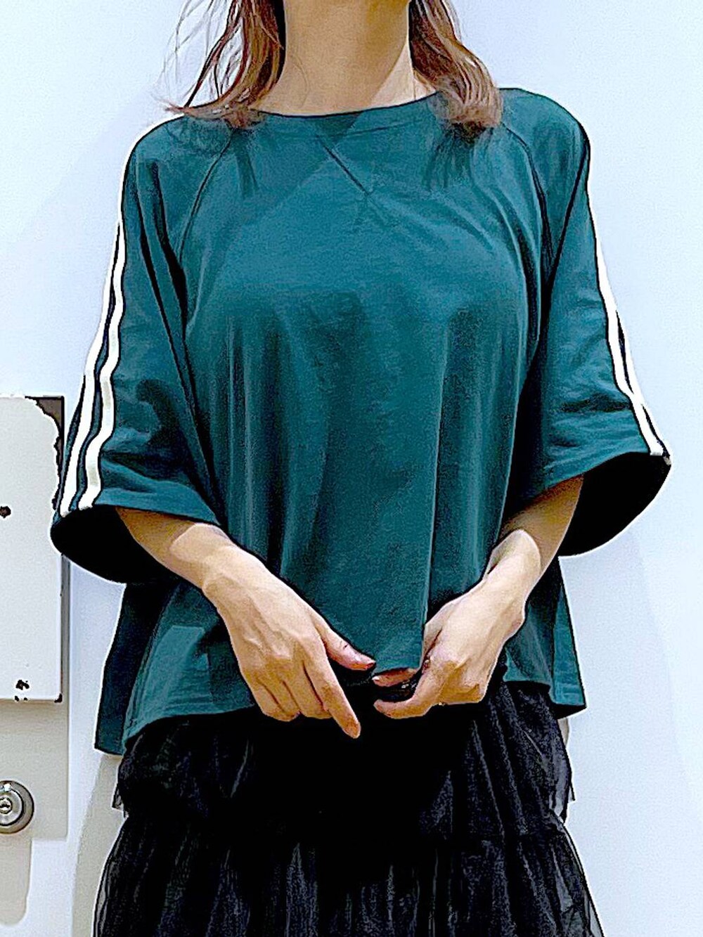 ブラック系のサンダル、シルバー系のトートバッグ、ブラック系のスカートを着用したレディースの夏コーディネートの7枚目の写真