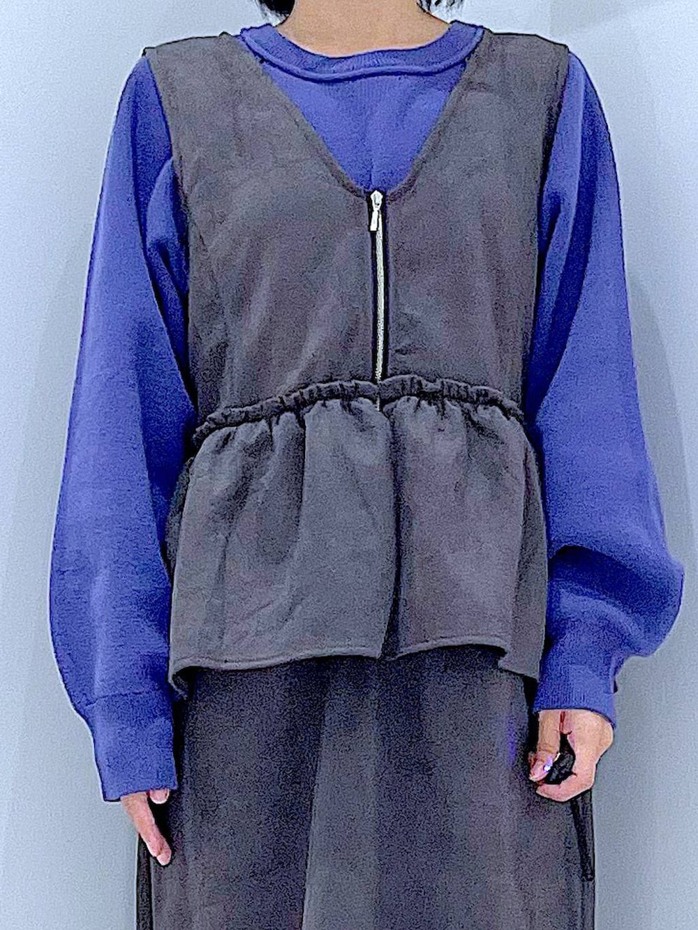 ブラック系のショルダーバッグ、ブルー系のニット/セーター、ブラック系のブーツを着用したレディースの秋コーディネートの7枚目の写真