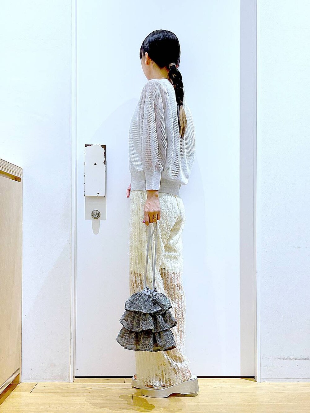 シルバー系のショルダーバッグ、ホワイト系のニット/セーター、ホワイト系のその他パンツを着用したレディースの夏コーディネートの3枚目の写真