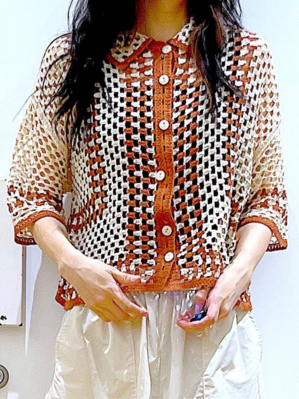 ホワイト系のショルダーバッグ、ホワイト系のカーゴパンツ、ホワイト系のサンダルを着用したレディースの夏コーディネートの7枚目の写真