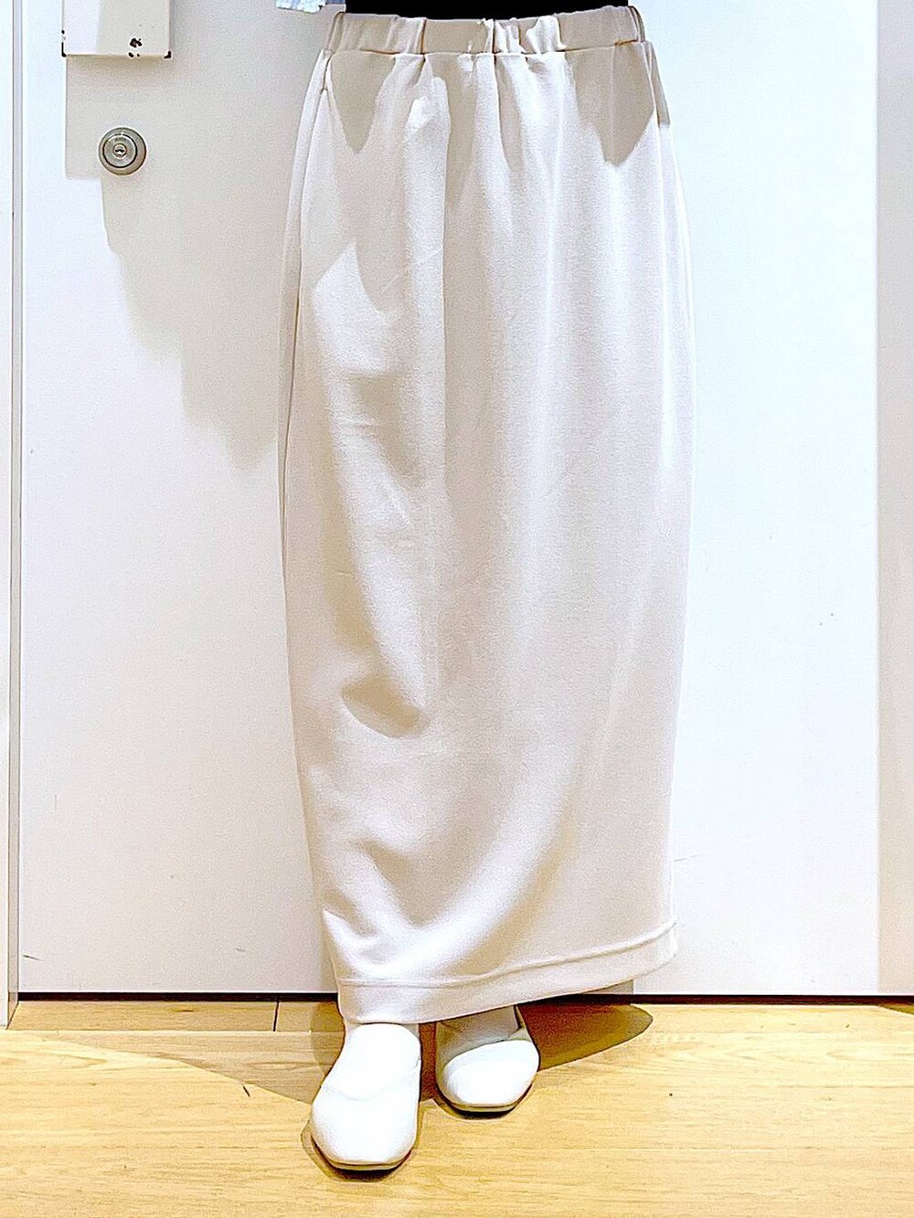 ブルー系のショルダーバッグ、ホワイト系のパンプス、ベージュ系のスカートを着用したレディースの春コーディネートの8枚目の写真