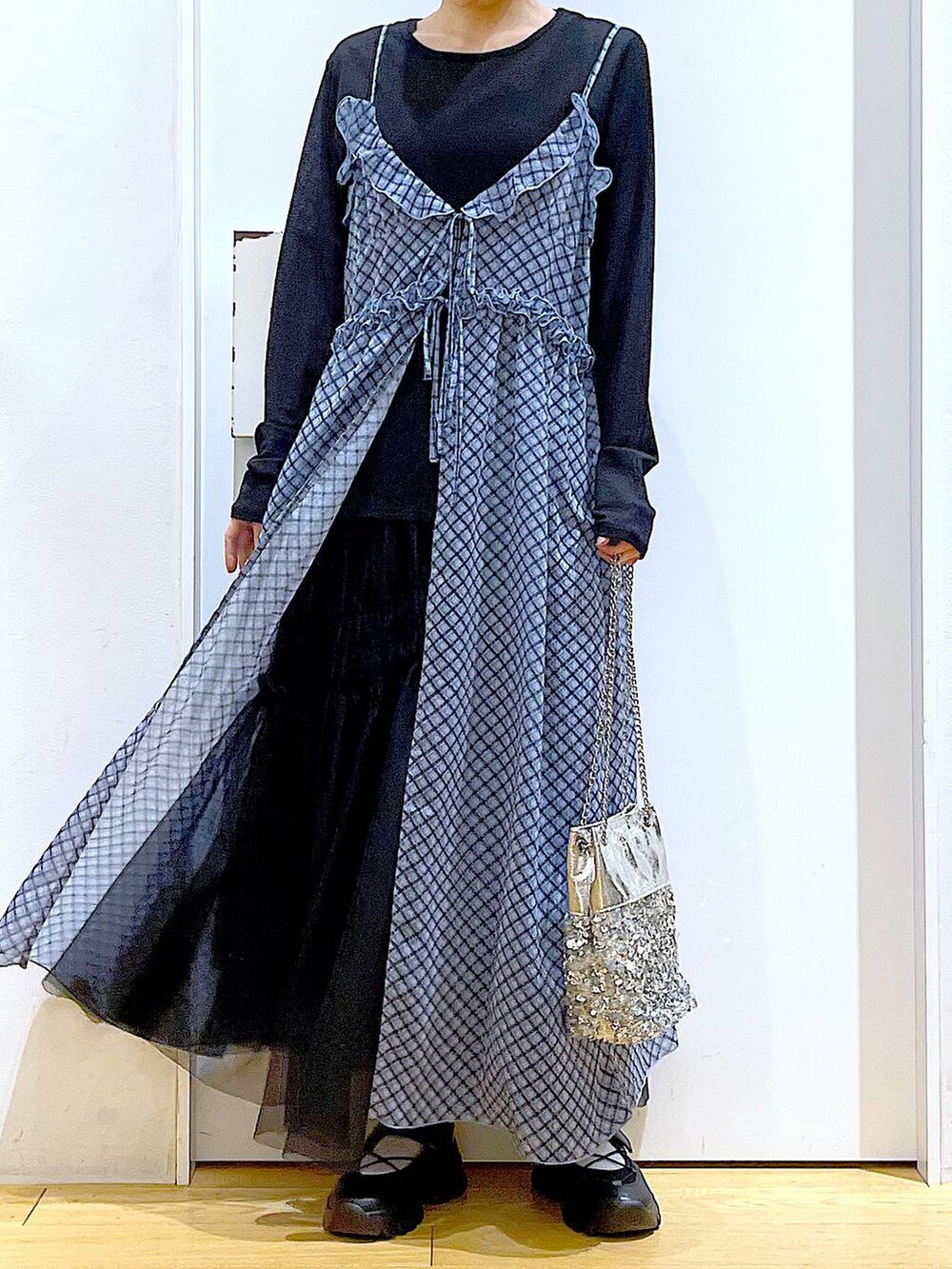 ブラック系のスニーカー、ブラック系のTシャツ/カットソー、その他のショルダーバッグを着用したレディースの春コーディネートの6枚目の写真