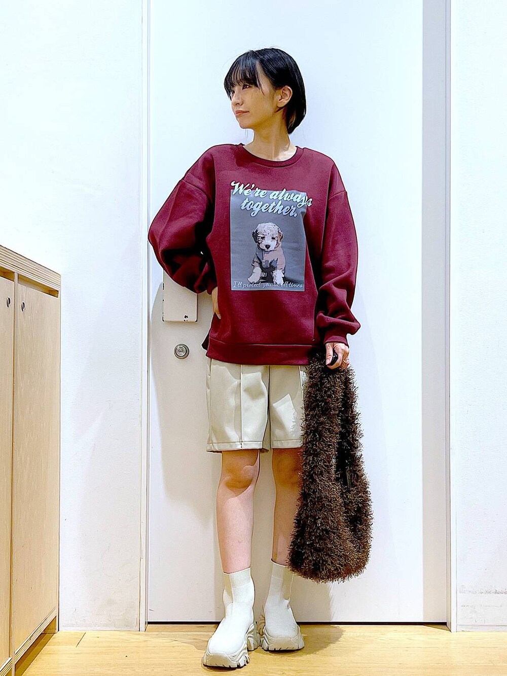 ベージュ系のブーツ、ブラウン系のショルダーバッグ、ベージュ系のその他パンツを着用したレディースの冬コーディネートの2枚目の写真