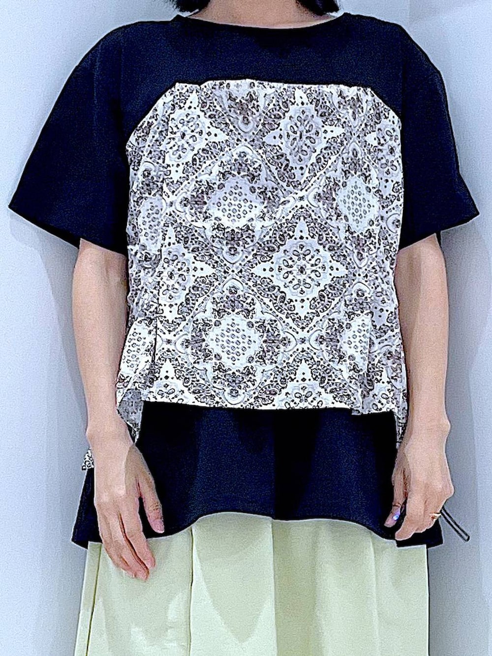 ブラック系のサンダル、ブラック系のショルダーバッグ、ブラック系のTシャツ/カットソーを着用したレディースの春コーディネートの7枚目の写真