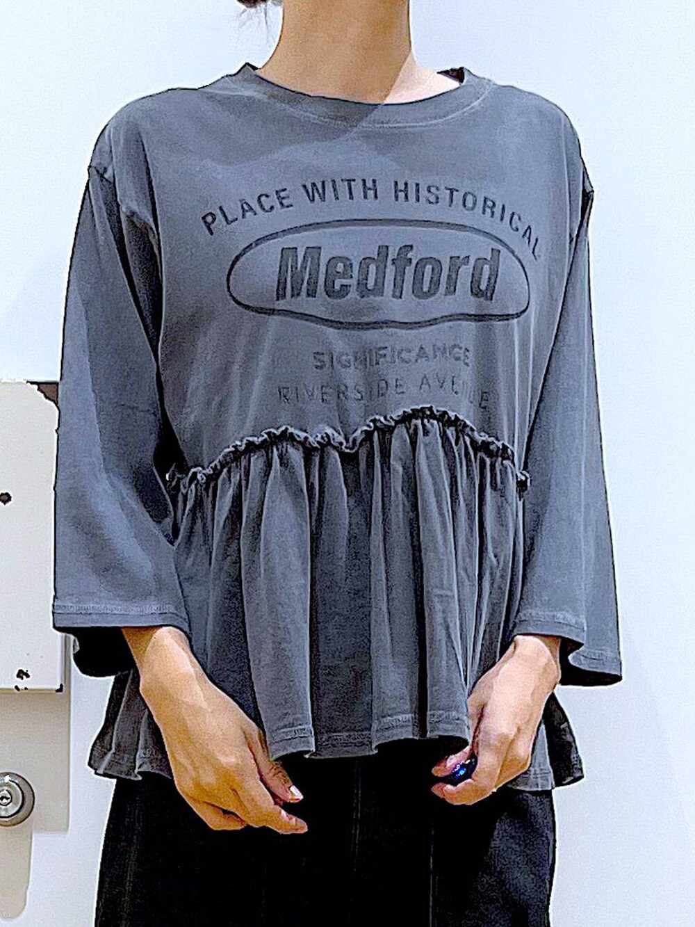 ブラック系のショルダーバッグ、シルバー系のパンプス、ブラック系のデニムパンツを着用したレディースの秋コーディネートの7枚目の写真