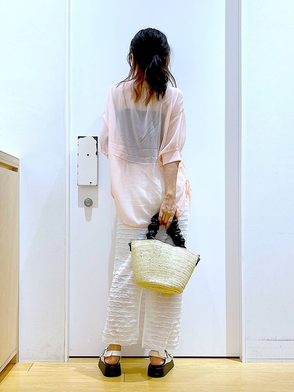 ホワイト系のサンダル、ホワイト系のショルダーバッグ、ホワイト系のスカートを着用したレディースの夏コーディネートの5枚目の写真