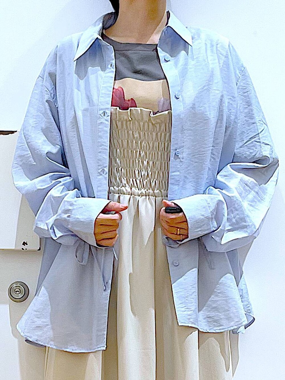 シルバー系のパンプス、ブルー系のショルダーバッグ、ブルー系のシャツ/ブラウスを着用したレディースの春コーディネートの7枚目の写真