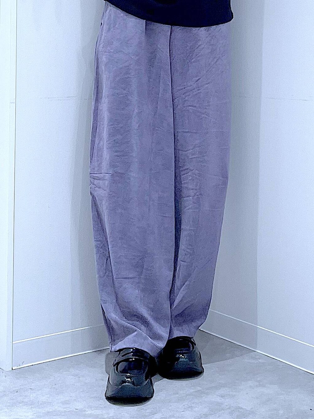 ブラック系のローファー、ブラック系のショルダーバッグ、パープル系のその他パンツを着用したレディースの夏コーディネートの8枚目の写真