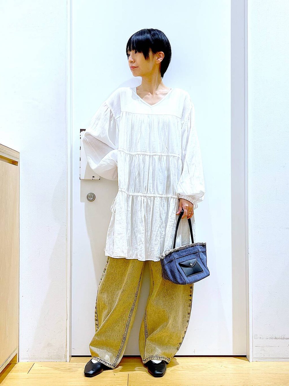「リラックス、若見え、ゆったり、休日コーデ、骨格ウェーブ、LAKOLE、体型カバー、春コーデ、シンプルコーデ、デニムパンツ、カジュアルコーデ、パンプス、フラットシューズ、ショルダーバッグ、おでかけ」｜「LAKOLEのオーバーダイカーブデニム / 147147（デニムパンツ、ベージュ系）」を使った、あおき@LAKOLE海老名さん（レディース・156cm）の春コーディネートの2枚目の写真