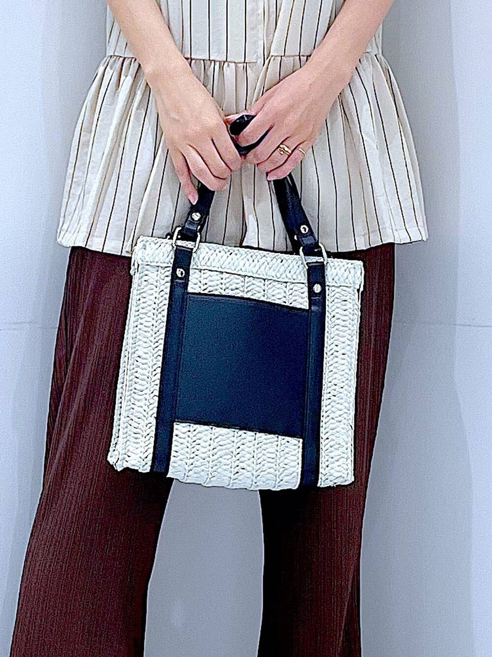 ブラウン系のその他パンツ、ホワイト系のショルダーバッグ、ホワイト系のサンダルを着用したレディースの夏コーディネートの9枚目の写真