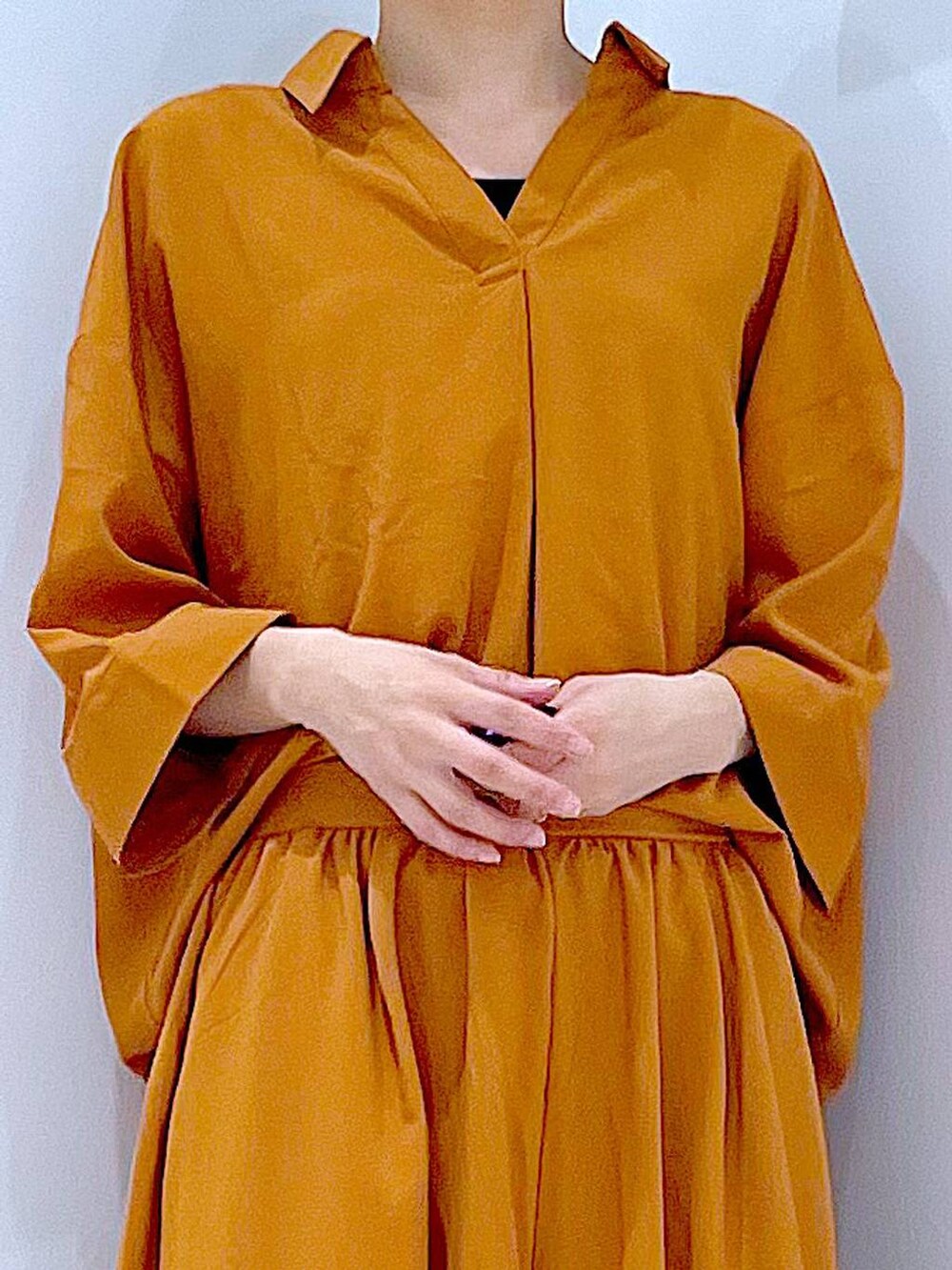 ベージュ系のショルダーバッグ、ホワイト系のサンダル、ブラウン系のその他パンツを着用したレディースの夏コーディネートの7枚目の写真