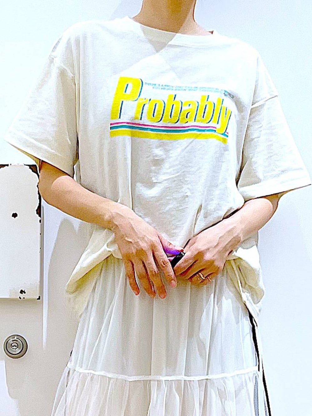 ベージュ系のサンダル、ベージュ系のTシャツ/カットソー、ホワイト系のショルダーバッグを着用したレディースの夏コーディネートの7枚目の写真