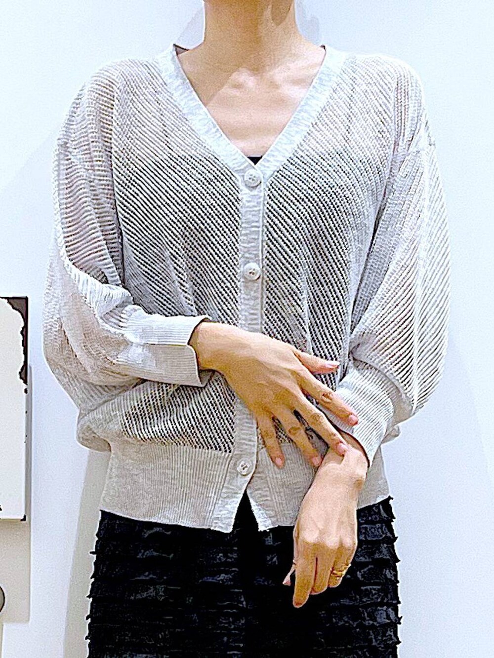 ブラック系のサンダル、ブラック系のショルダーバッグ、グレー系のカーディガン/ボレロを着用したレディースの夏コーディネートの7枚目の写真