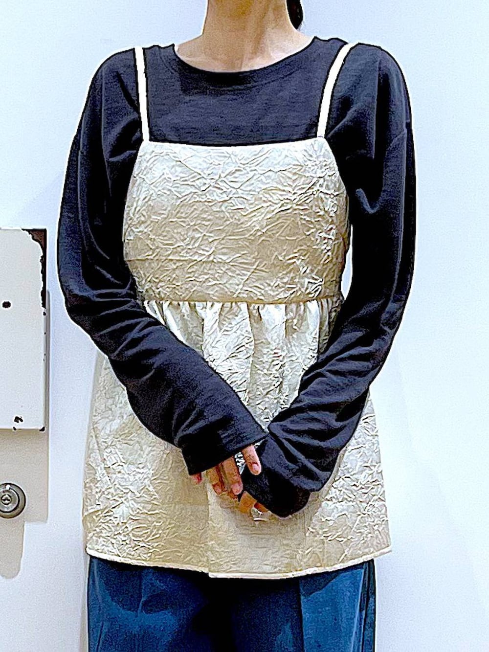 ブルー系のデニムパンツ、ホワイト系のキャミソール、グリーン系のショルダーバッグを着用したレディースの春コーディネートの7枚目の写真