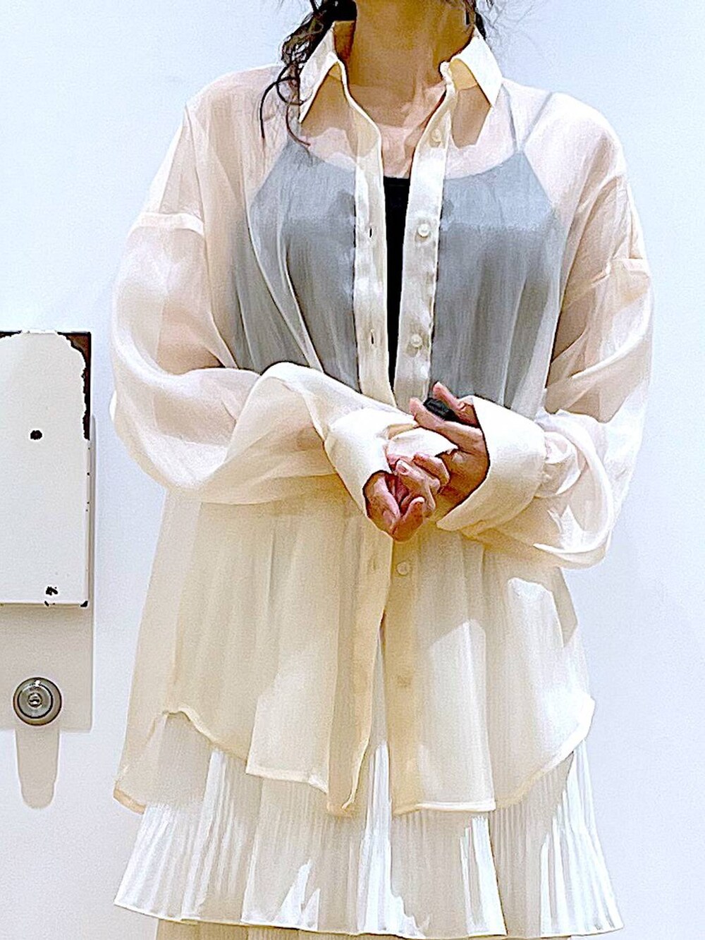 「リラックス、若見え、ゆったり、休日コーデ、骨格ウェーブ、LAKOLE、シャツ、スカート、春コーデ、デートコーデ、楽ちんコーデ、ショルダーバッグ、パンプス、きれいめ、おでかけ」｜「LAKOLEのスクエアボストンショルダーバッグ / 102105（ショルダーバッグ、シルバー系）」を使った、あおき@LAKOLE海老名さん（レディース・156cm）の春コーディネートの7枚目の写真