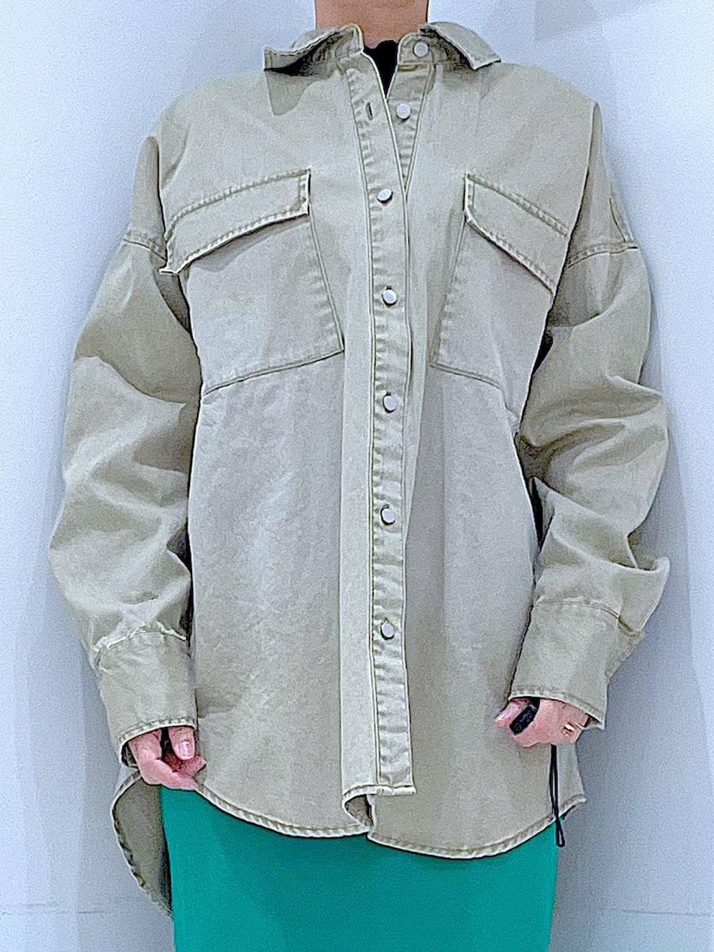 ホワイト系のショルダーバッグ、ベージュ系のシャツ/ブラウス、グリーン系のスカートを着用したレディースの春コーディネートの7枚目の写真