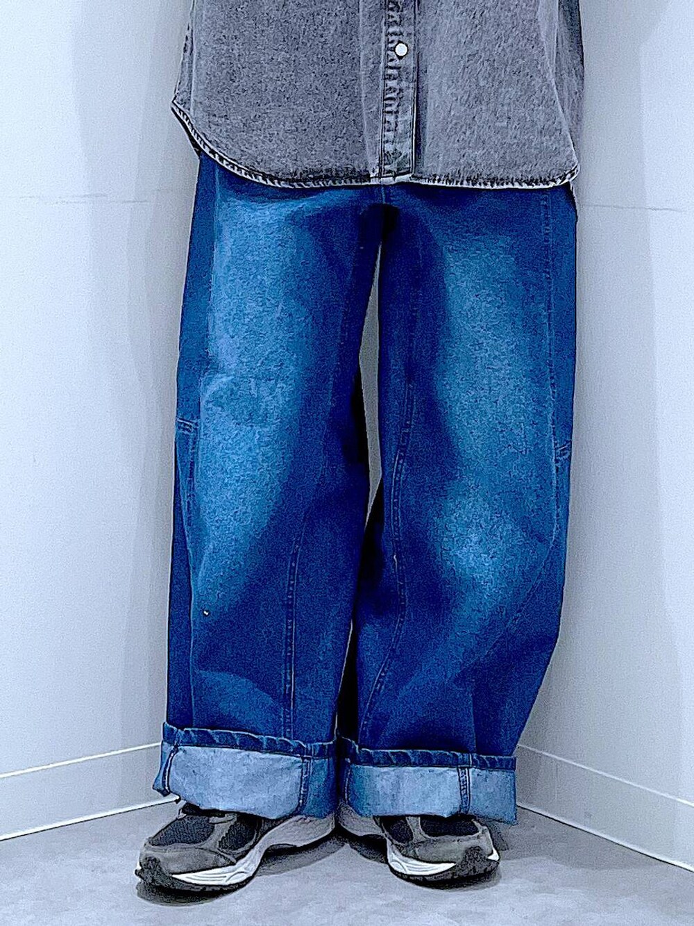 ブラウン系のボストンバッグ、ブルー系のデニムパンツ、ブラック系のシャツ/ブラウスを着用したレディースの冬コーディネートの8枚目の写真