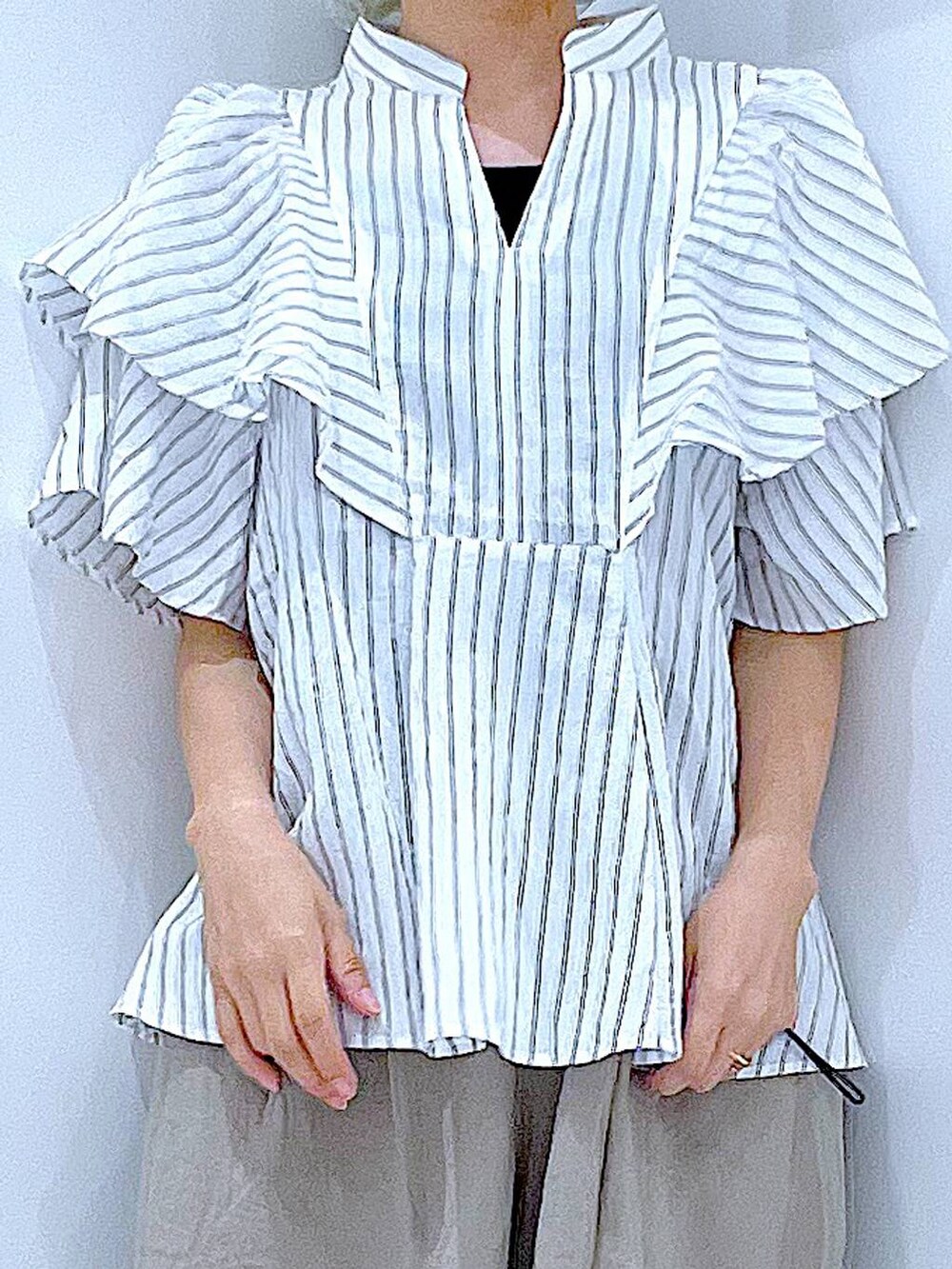 ホワイト系のサンダル、ベージュ系のその他パンツ、ホワイト系のハンドバッグを着用したレディースの夏コーディネートの7枚目の写真