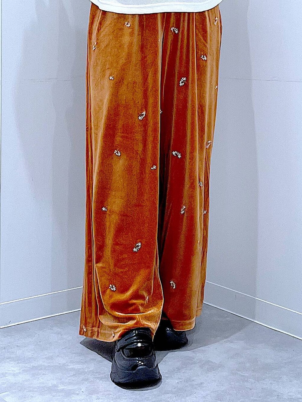 シルバー系のショルダーバッグ、ブラック系のローファー、ベージュ系のTシャツ/カットソーを着用したレディースの秋コーディネートの8枚目の写真