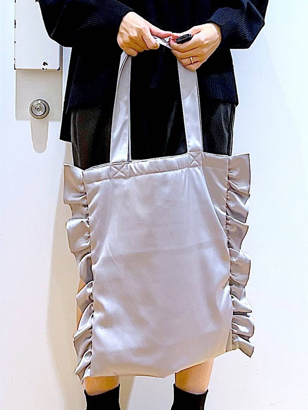 ブラック系のブーツ、グレー系のトートバッグ、ブラック系のその他パンツを着用したレディースの秋コーディネートの9枚目の写真