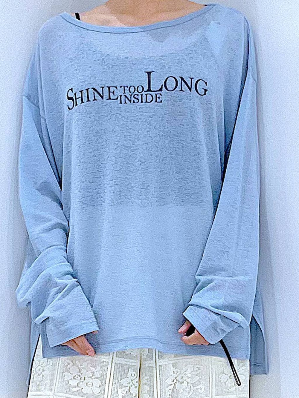 ブルー系のTシャツ/カットソー、ホワイト系のスニーカー、ホワイト系のショルダーバッグを着用したレディースの春コーディネートの7枚目の写真