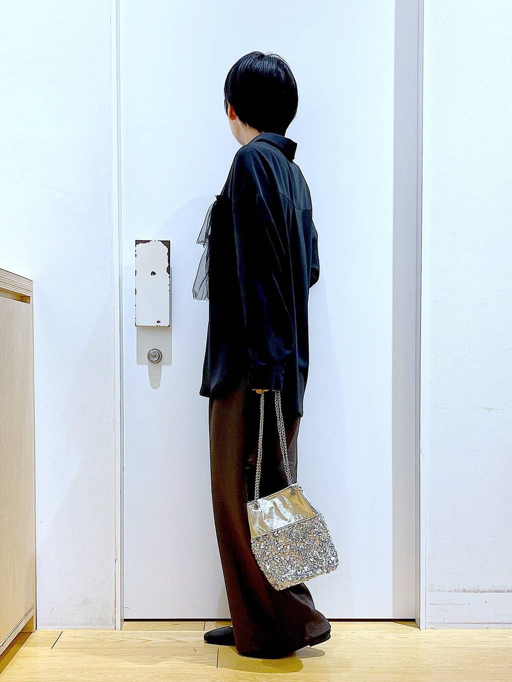ブラック系のパンプス、その他のショルダーバッグ、グレー系のその他パンツを着用したレディースの春コーディネートの3枚目の写真