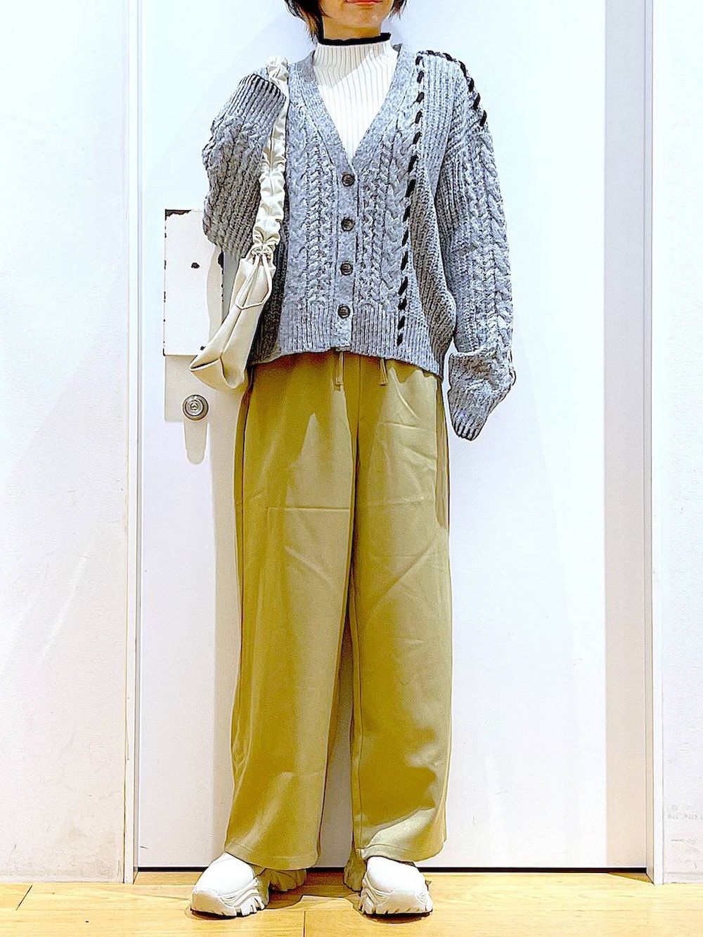 ベージュ系のニット/セーター、ベージュ系のブーツ、イエロー系のその他パンツを着用したレディースの冬コーディネートの6枚目の写真