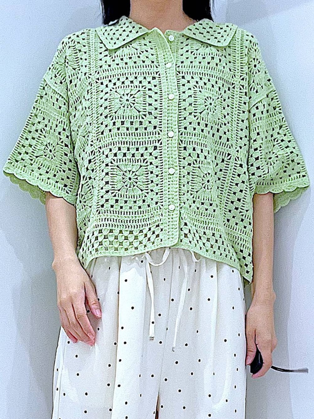 その他のその他パンツ、ホワイト系のショルダーバッグ、ホワイト系のサンダルを着用したレディースの夏コーディネートの7枚目の写真
