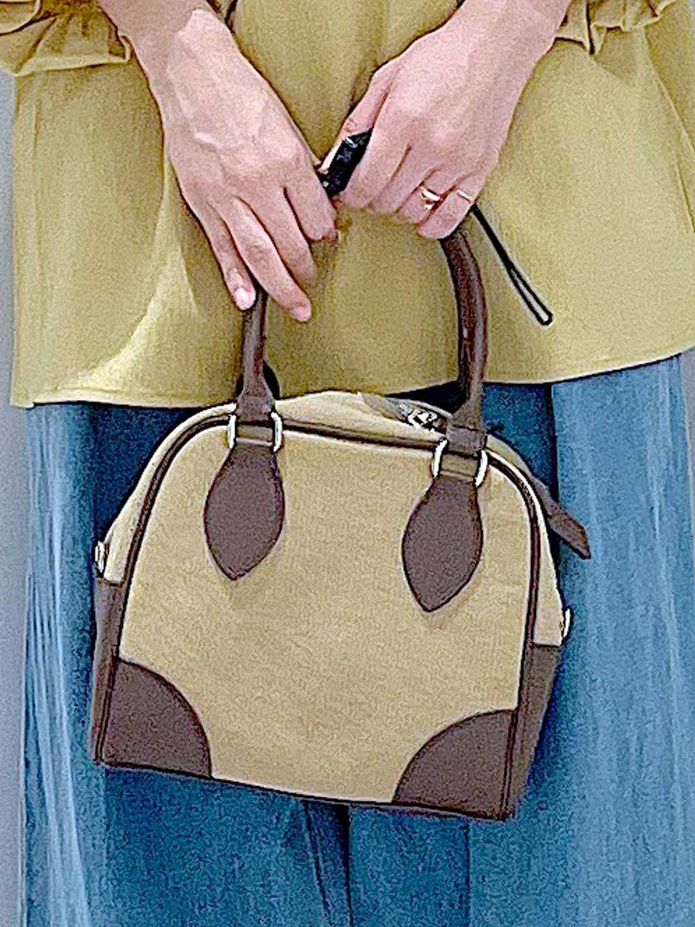 ブラック系のスニーカー、ブルー系のデニムパンツ、イエロー系のシャツ/ブラウスを着用したレディースの秋コーディネートの9枚目の写真