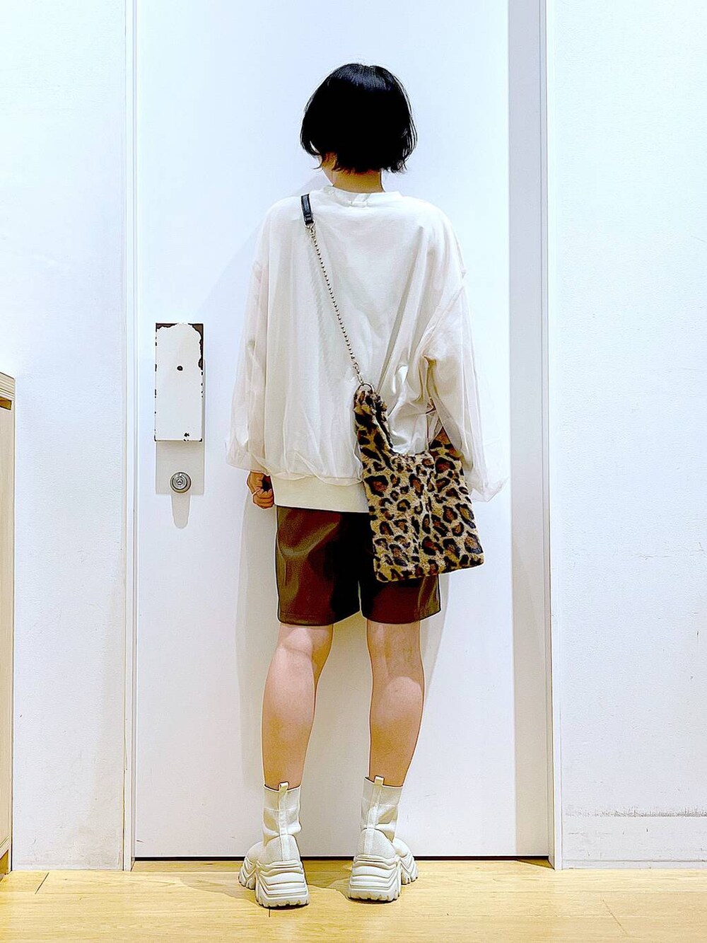 その他のショルダーバッグ、ベージュ系のブーツ、ベージュ系のスウェットを着用したレディースの冬コーディネートの5枚目の写真