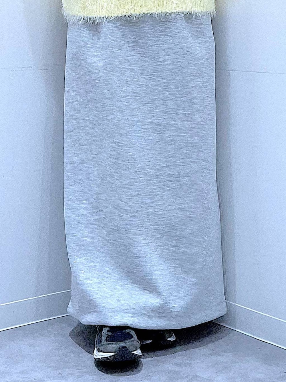 イエロー系のニット/セーター、グレー系のスカート、パープル系のバレッタ/ヘアクリップを着用したレディースの冬コーディネートの8枚目の写真