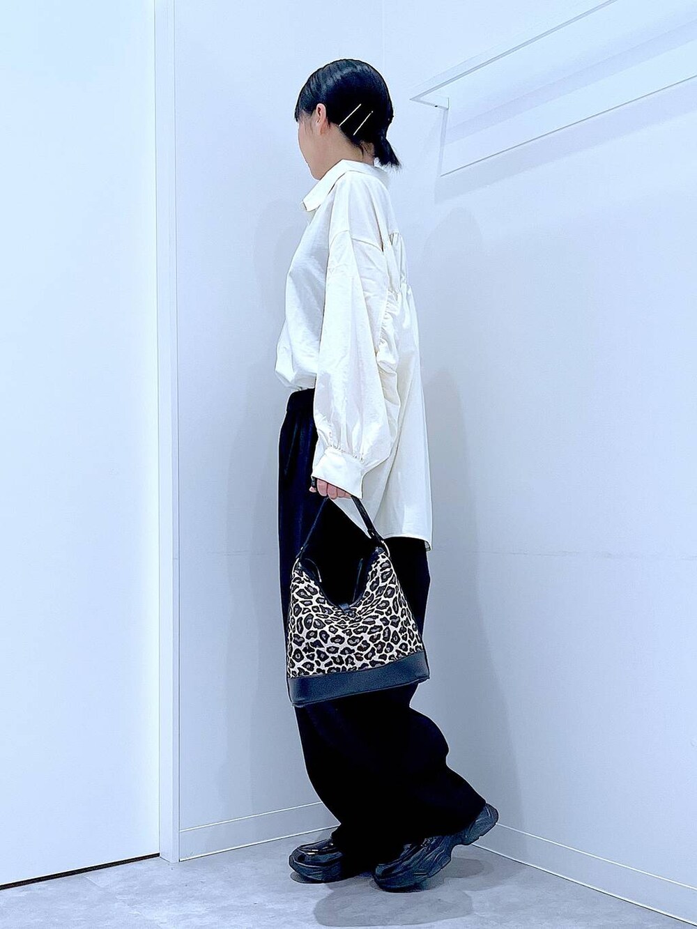 ブラック系のローファー、その他のショルダーバッグ、ブラック系のスウェットパンツを着用したレディースの秋コーディネートの3枚目の写真