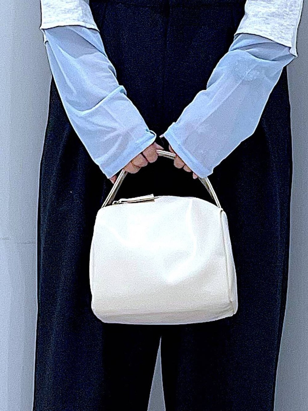 ホワイト系のショルダーバッグ、ブラック系のローファー、ブラック系のサロペット/オーバーオールを着用したレディースの春コーディネートの9枚目の写真