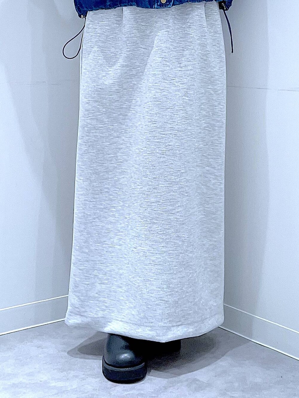 ブラック系のショルダーバッグ、グレー系のスカート、ブラック系のサンダルを着用したレディースの春コーディネートの8枚目の写真