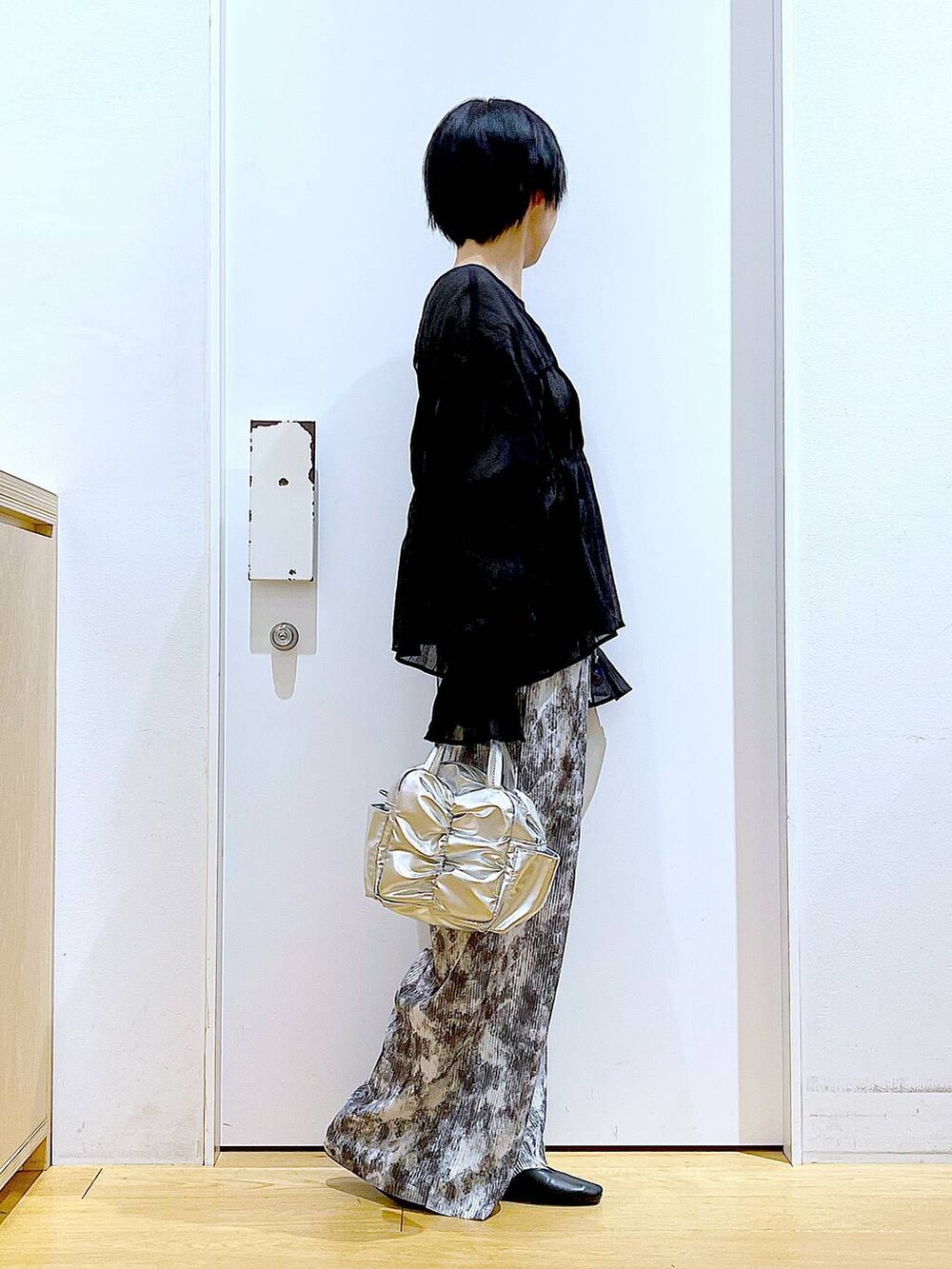 ブラック系のパンプス、その他のショルダーバッグ、ブラック系のシャツ/ブラウスを着用したレディースの夏コーディネートの4枚目の写真