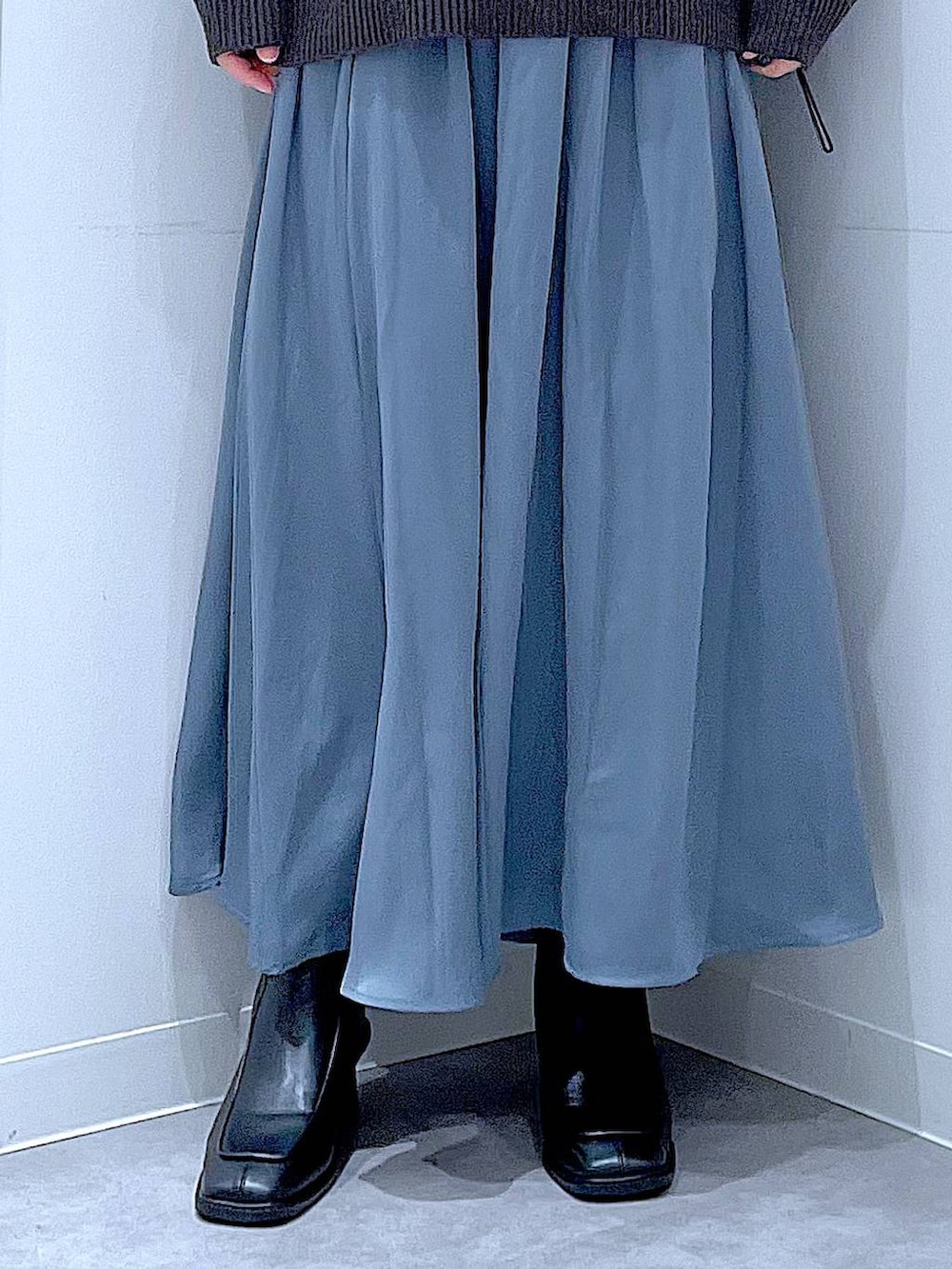 ブラック系のブーツ、グレー系のニット/セーター、ブラウン系のバレッタ/ヘアクリップを着用したレディースの冬コーディネートの8枚目の写真