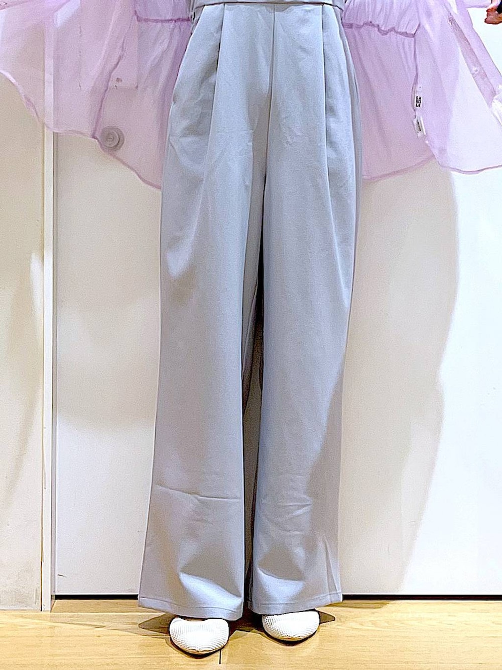 ホワイト系のショルダーバッグ、ホワイト系のキャミソール、ホワイト系のパンプスを着用したレディースの春コーディネートの8枚目の写真