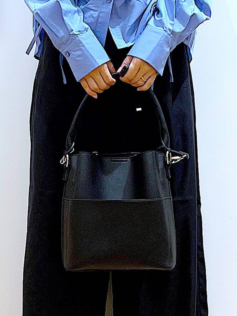 シルバー系のパンプス、ブラック系のショルダーバッグ、ブラック系のその他パンツを着用したレディースの秋コーディネートの9枚目の写真